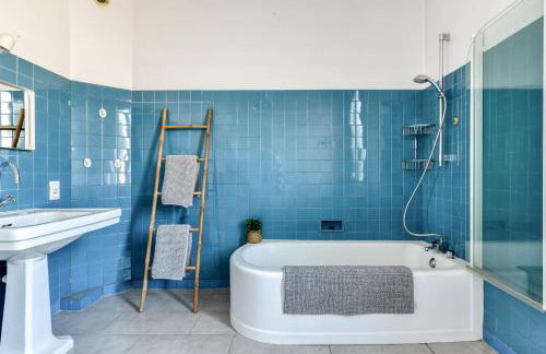 Big House - Parking Privée - Piscine - Wifi - tout équipée - Foto 42