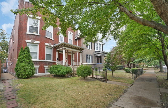 Spacious 3-Bedroom with King Bed - Photo 16