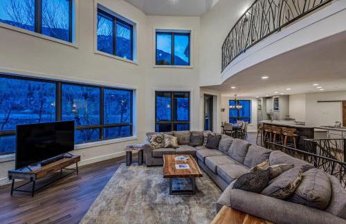 Cozy mountain home w riverfront patio - Foto 30