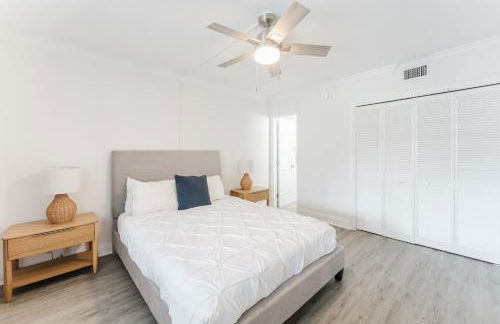 Boca Waterfront Oasis Walk to Beach with Pool, Hot Tub, Gym - Foto 6