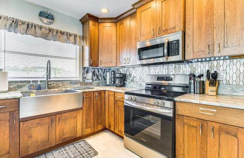 Spacious Canalfront Home with Pool about half Mi to Beach - Foto 9