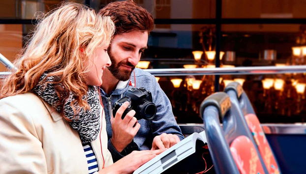 Una coppia consulta la guida dell'autobus turistico