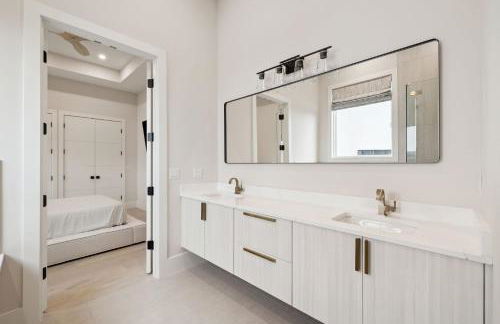 La Villa Nadia - Lakefront Luxury Vacation Rental in Destiny with Private Pool - Foto 48