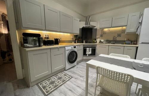 Spacious Flat! Sleeps 7, Pet Friendly and Parking - Photo 19