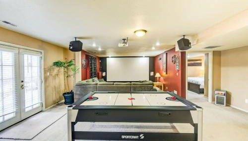 *H* 5BR Home Getaway w/HOT TUB ** - Foto 3