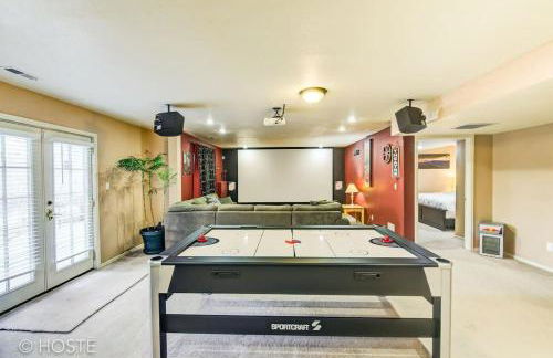 *H* 5BR Home Getaway w/HOT TUB ** - Foto 3