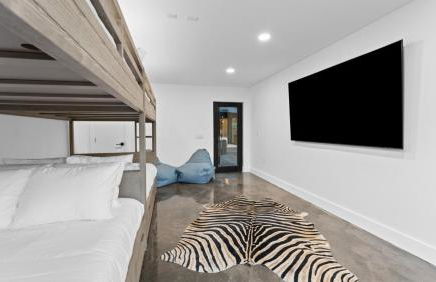 New 6 BR, 4.5B, Pool, Hot Tub, Cold Plunges, Outdoor Sauna, Bar, 9 TVs - Foto 24