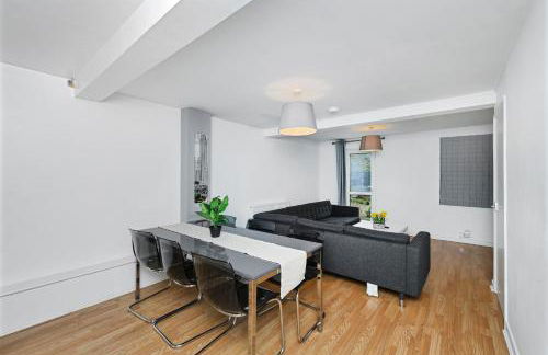 Spacious 6-Bed Home Sleeps 12, Near Highfields Park - Photo 7