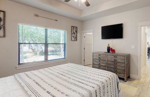 Tanglewood Retreat | Updated house in Spring Branch with a large yard - Foto 14