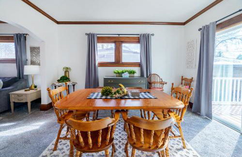 King Bed, Stocked Kitchen, Easy Driveway Parking, 2mi to Downtown & Coliseum - Foto 34