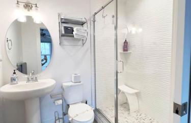 Sunset Dreams 304 Modern Madeira Beach Condo Heated Pool & Walk to Beach - Foto 11