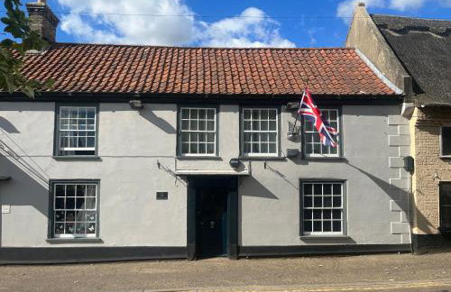 Stylish Historic Apartment - Sleeps 3 & Parking - Photo 1