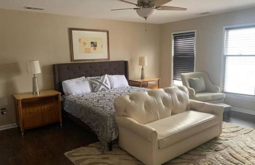 Large near Shops/Dining & easy access to freeway - Foto 4