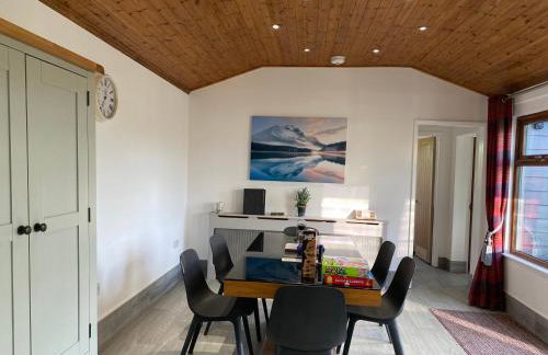 POPPY LUXURY LODGE Sleeps 8 at Fairview Farm, Ravenshead, Nottingham Near Sherwood Forest, Dog Friendly, Farm Stay great for wedding groups, families, Hen Do's, friends gatherings with amazing views - Foto 15