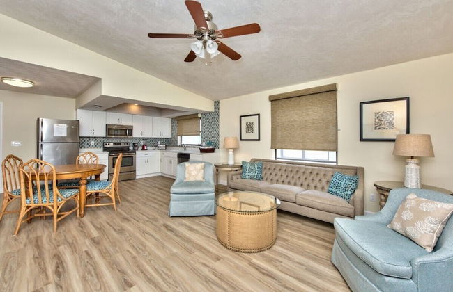 Avanti Vacation Rental, Relaxing 3-BR Retreat with Private Pool Minutes from Vanderbilt Beach and Delnor-Wiggins State Park. Enjoy Southern Exposure, BBQ Area, and Pet-Friendly Comfort - Foto 17