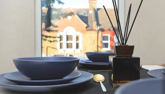 Newly refurbished 2 br apartment with a beautiful garden - Foto 2