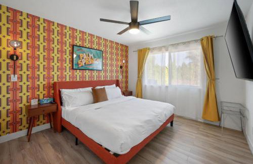 NEW Retro Escape 70's Vibes Wellness Game Room - Foto 30