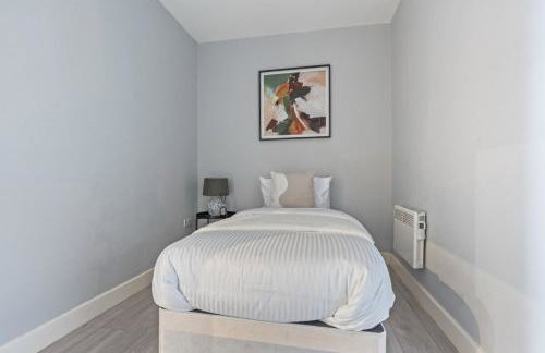 Coulsdon Grand - Sleeps 8 - 5 BR - Free Parking - Foto 21