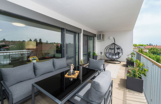 Fully equipped apartments with Terraces, Free garage parking, Netflix & AC - by Apartmány Šlapanice cz - Foto 1