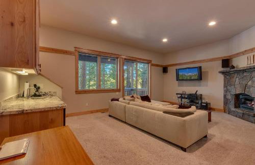 Skislope Manor - Spacious Tahoe Donner 4 BR with Gorgeous Home Theater and Hot Tub - Foto 18