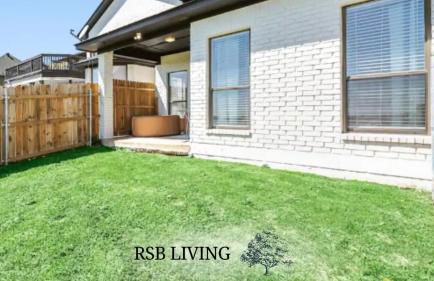 Front Lake Holiday 2BR 1BA Guest Home with Hot Tub - Foto 2