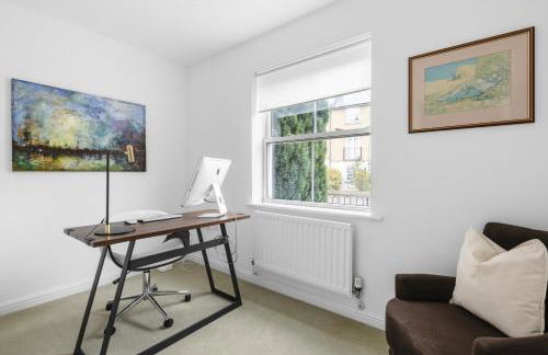 Luxurious 3 Bed House with Free Parking, Sky TV, Movies & Netflix - Foto 7