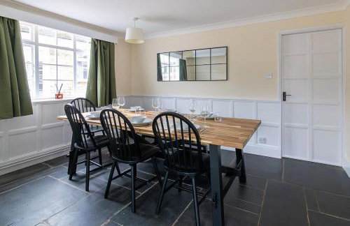 8 Bedroom House in Barwell Sleeps 15 with Parking - Foto 1