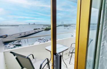 Bayfront Apartment Breathtaking Views- one bedroom w balcony- living room -Free Parking - Foto 26