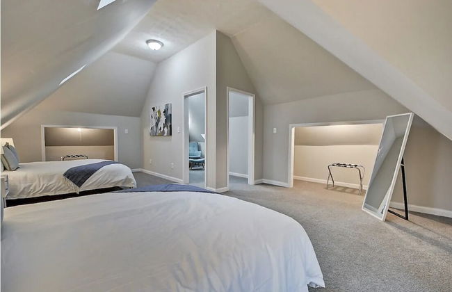 Spacious 6BR/3BA House w/ Parking! Sleeps 20! - Foto 18