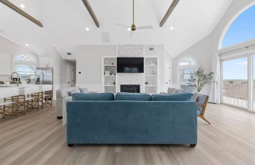 Elegant Updated Oceanfront Home with Pool & Hot Tub - Photo 28