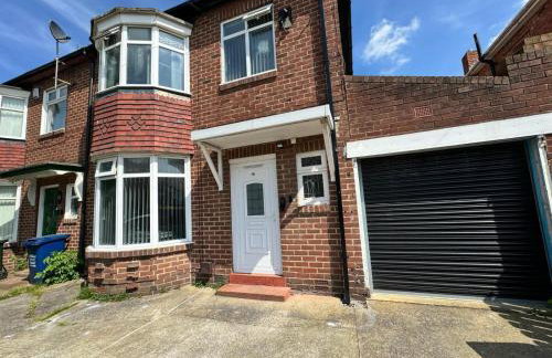 Giga Residential 4 Bedrooms, 8 guests , Near City Centre, Arcade Machine, Sky TV, Netflix, Free Wifi, Free Parking - Foto 8