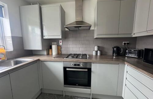 Bright 2BR House with Garden & Parking Sleeps 5 - Photo 3