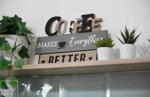 Large 4 Bed House - Long Stays Welcome - Smart TVs in Each Bedroom - Parking - Wifi - Foto 31