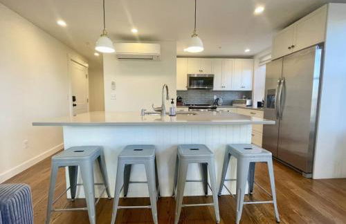 4 King Suites, Downtown, Outlets, Beach, Historic - Photo 10