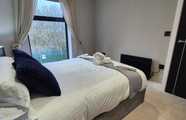 #23 Lux stylish 2 bed 2 bath with balcony NEC n12 - Sleeps 4 - "Perfect for contractors and Families - Free Parking" - Foto 15