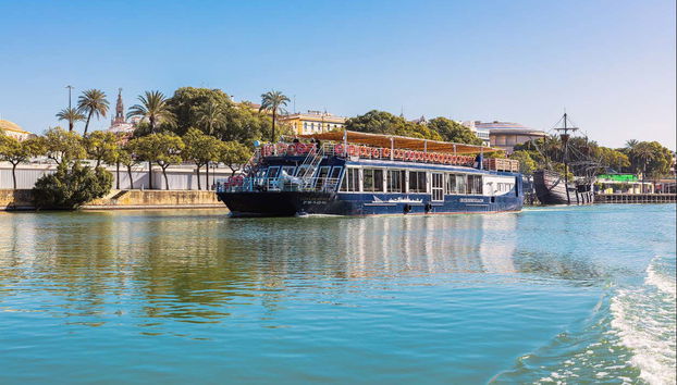 Panorámica del barco a su paso por el Guadalquivir