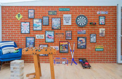 Modern Home with Games Room, Watford - Foto 1