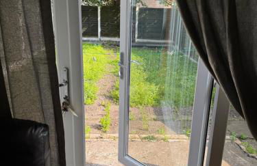 Peaceful 3 bedroom house close to Newcross hospital Wolverhampton - Photo 11