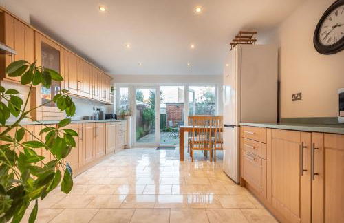 BEST PRICE! LARGE HOME - SMART TV - COMFY BEDS - GARDEN - 4 Single Beds or 2 Doubles! SLEEPS UP TO 4 GUESTS!! - Photo 1