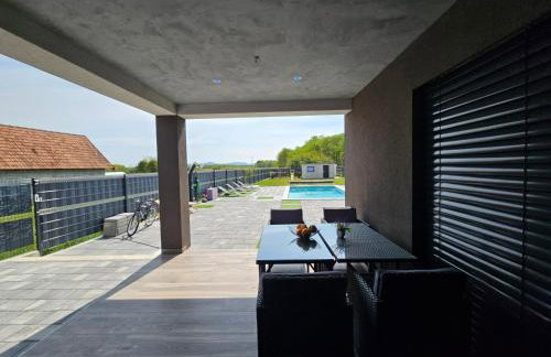 Villa Joy with Pool,Jacuzzi,E Auto Station - Foto 15