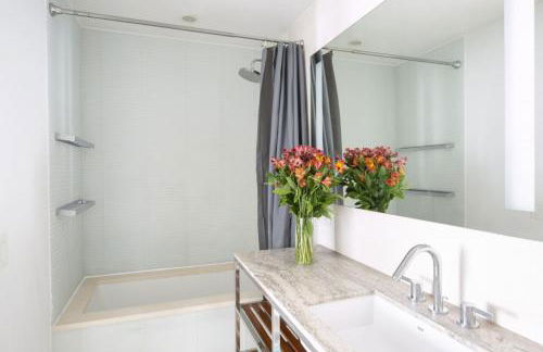 Modern 2BD in Midtown with Washer and Dryer in-unit - Foto 11