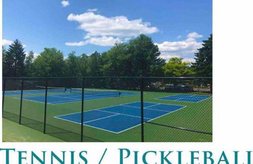 Luxury 4 bedroom house in Pocono Mountains with Hottub in Golf Course Near Lake - Foto 9