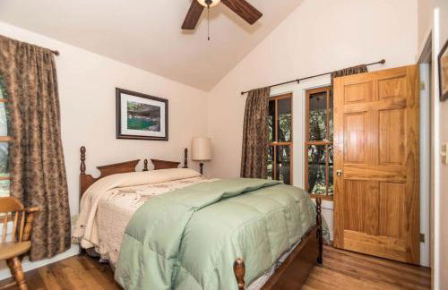 Lovely Cottage Retreat in Texas Hill Country with Cypress Creek Views near Hamilton Pool - Foto 5