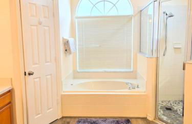 Joyful and Bright 4 Bedroom 3 Bathroom Pool Home - Foto 46