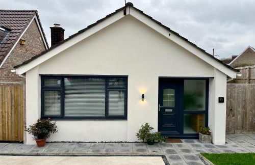 Modern Bungalow - Holiday or Contractors - Driveway Parking - Photo 1