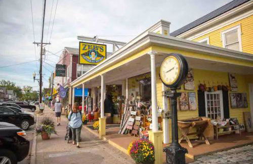 Family Retreat Sauna Hot Tub Games Peloton - Photo 2