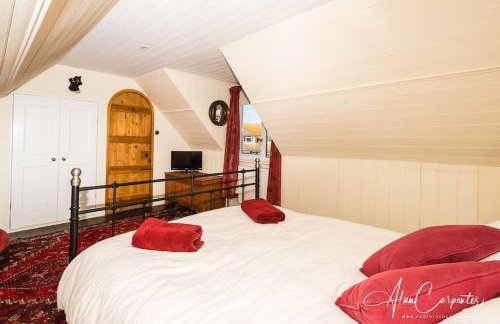 Beachside period family home. 5 BR spacious, comfortable. - Photo 41