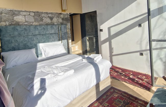 Stunning Cliff-edge 2-bedroom Chalet in Karimabad - Photo 7