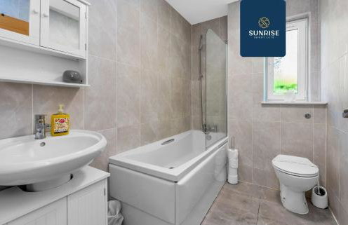 MUIRTON HOUSE - INVOICE and REDUCED PRICE only via SUNRISE SHORT LETS DUNDEE, 4 Bed House, 4 Car Parking, 2 Baths, 5 Smart TVs, Fully Equipped Kitchen, Large Dining and Living Space, Rear Garden, Free WiFi, and ONLY 9 Mins to STANNERGATE Ports - Foto 8