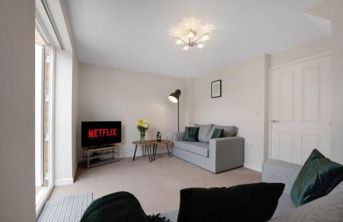 NEW! Stylish 2-Bed Home by Stay With Us, Ideal for Families, Sleeps 4! - Foto 18